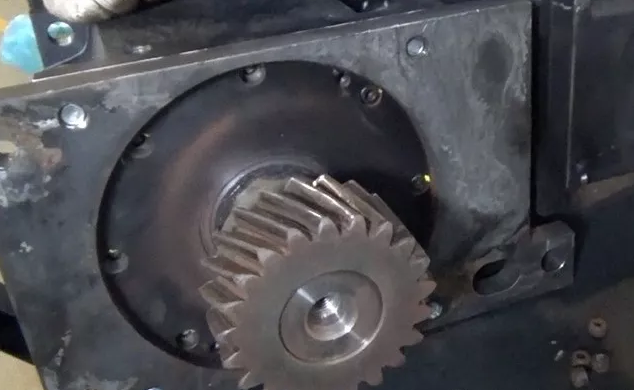 齒輪箱的的螺絲斷了六根，外嚙合的斜齒輪嚴重磨損